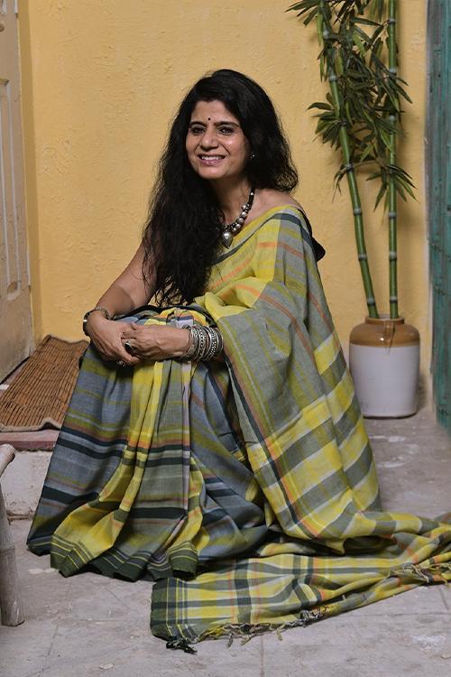 Striking Appeal. Handloom Bhagalpur Cotton Checked Saree (With Blouse Piece)