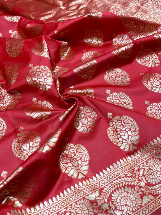 Valiba Elegant Silk Saree In Red With Beautiful Gold Zari Skirt Border and Pallu