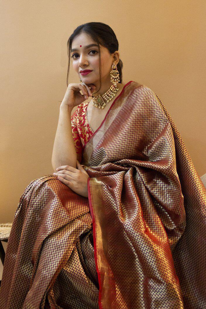 Valiba's gorgeous golden jal wevaed JIKJACK in body and grand and gorgeous saree