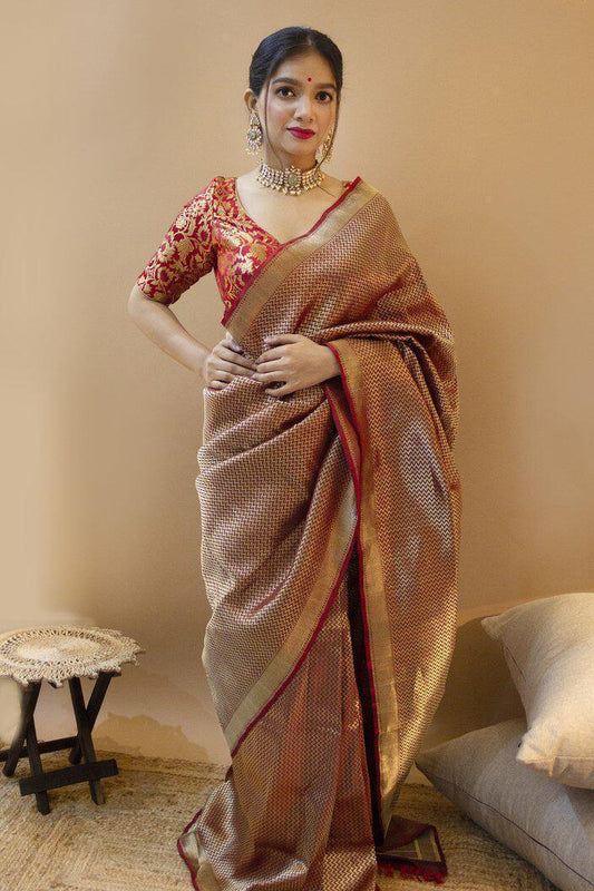Valiba's gorgeous golden jal wevaed JIKJACK in body and grand and gorgeous saree