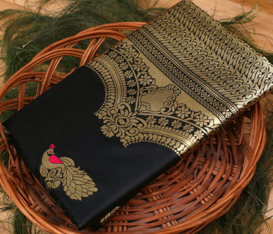 Valiba's Gallant Eclipse Rich Pallu & Jacquard Work On All Over The Saree.