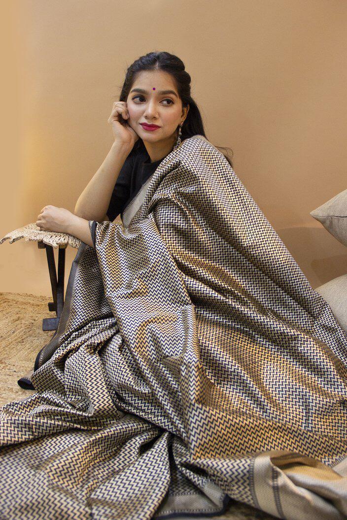 Valiba Gorgeous Golden Jal Wevaed Jikjack In Body And Grand Latest Sarees
