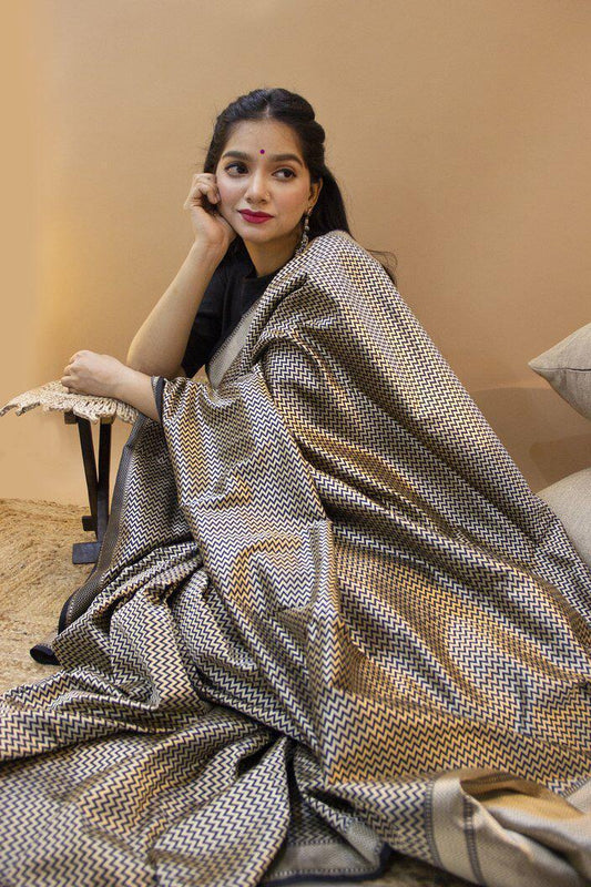 Valiba Gorgeous Golden Jal Wevaed Jikjack In Body And Grand Latest Sarees