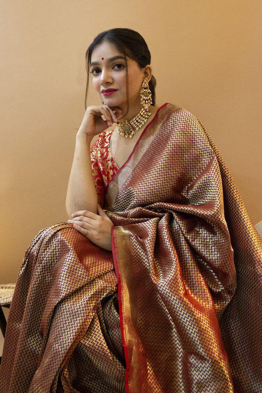 Valiba's gorgeous golden jal wevaed JIKJACK in body and grand and gorgeous saree